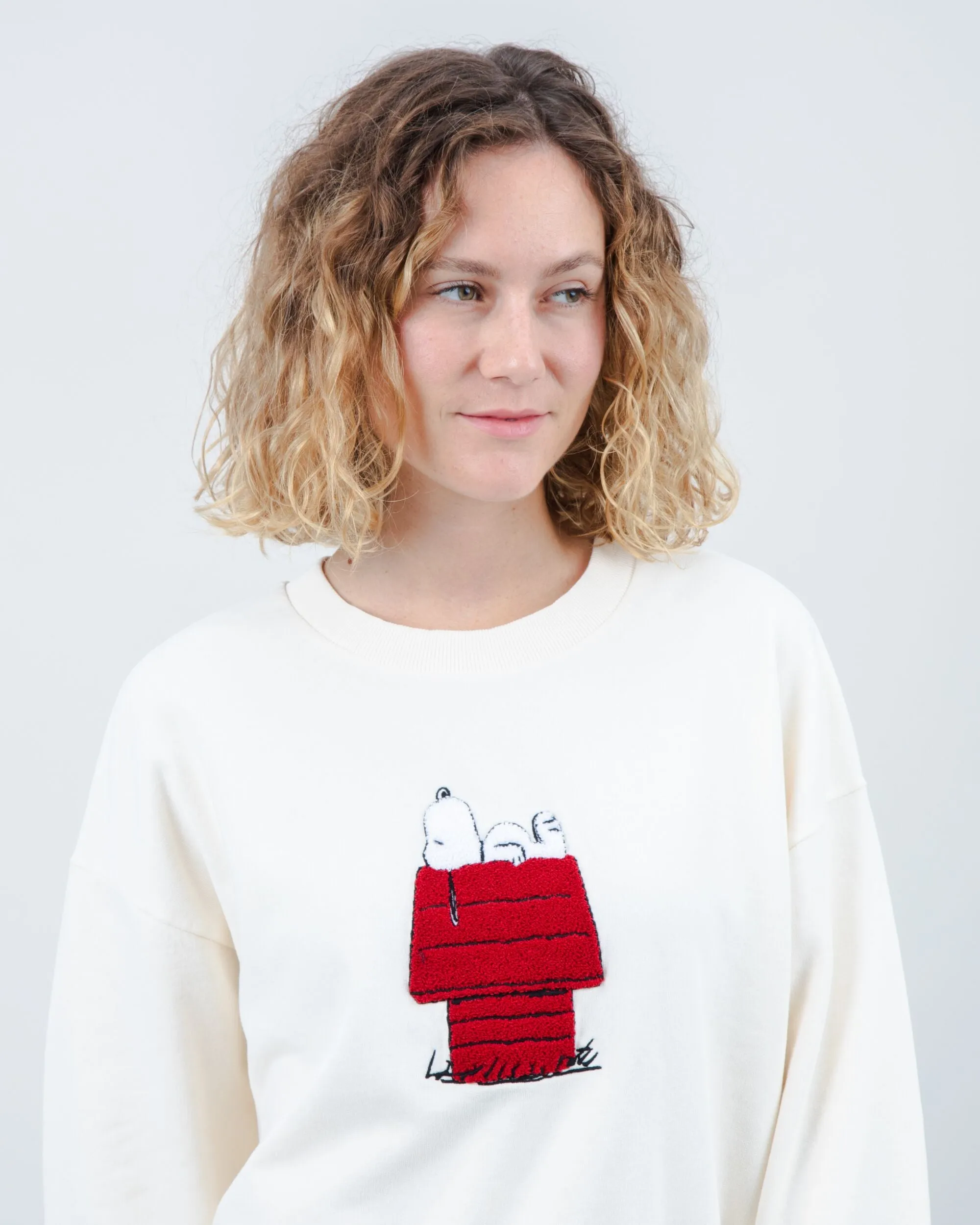 Peanuts Snoopy Rounded Cotton Sweatshirt Ecru